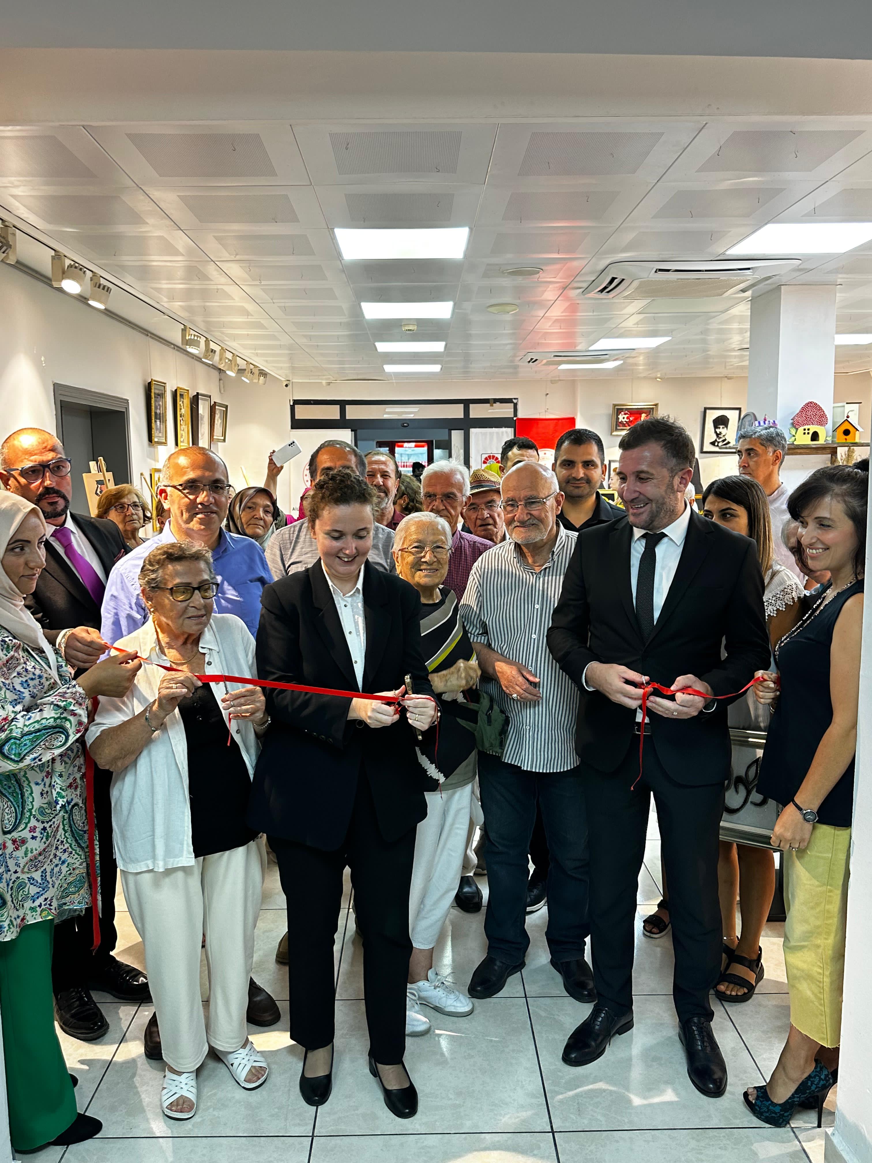 HUZUREVİ SAKİNLERİMİZİN EL SANATLARI SERGİSİ AÇILDI