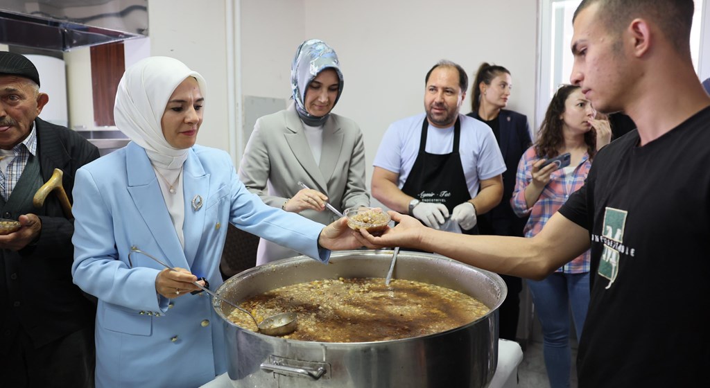 Aile ve Sosyal Hizmetler Bakanımız Göktaş, Alevi vatandaşlarla bir araya geldi, aşure dağıttı