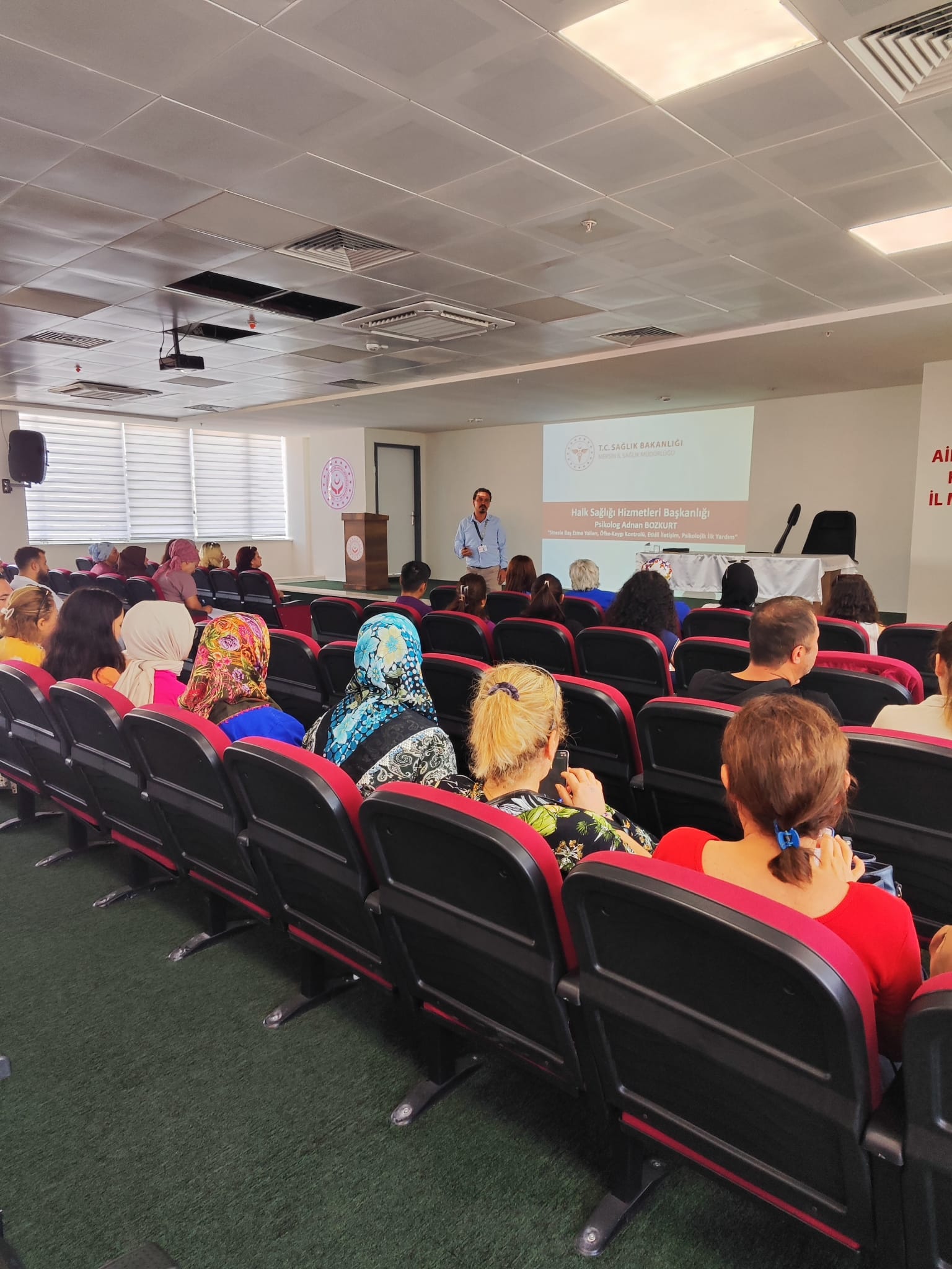 Müdürlüğümuze bağlı resmi ve özel engelli bakım merkezlerindeki bakım personeline "Stresle Başa Çıkma Yolları,Öfke Kontrolü,Etkili İletişim" konularında hizmet içi eğitim seminerlerinin 3.oturumu Mersin İl Sağlık Müdürlüğü tarafından gerçekleştirildi.