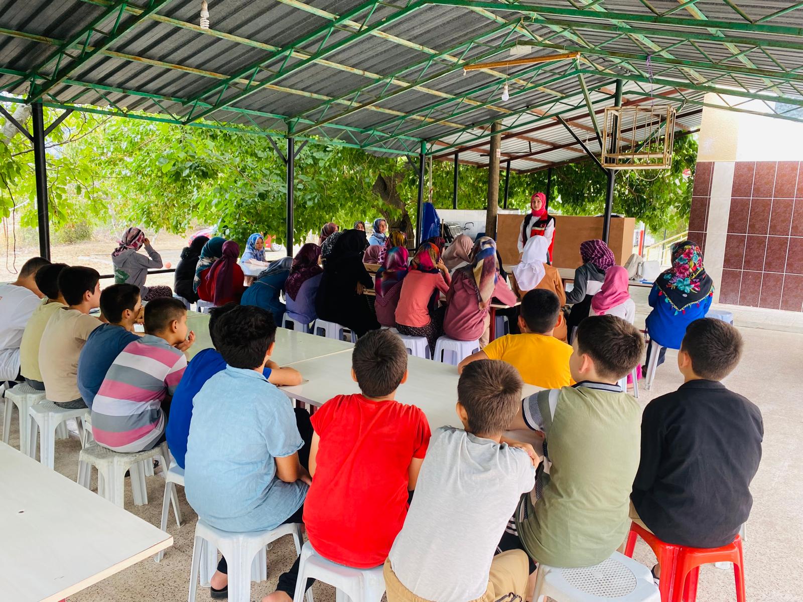 Mersin İl Çocuk Hakları Komitesi koordinatörlüğünde #ErdemliSHM tarafından, Karahıdırlı Kız-Erkek Kuran Kursu öğrencilerine ''#ÇocukHakları ve Dijital Bağımlılık'' eğitimleri verilerek Bakanlığımızın Aile ve Çocuk Dergisi dağıtıldı.