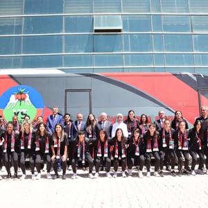 Bakanımız Göktaş Yüksekova Spor Kulübü Kadın Futbol Takımı Otobüs Teslim Töreni’ne Katıldı - fotoğraf 1