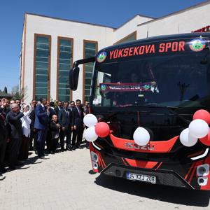 Bakanımız Göktaş Yüksekova Spor Kulübü Kadın Futbol Takımı Otobüs Teslim Töreni’ne Katıldı - fotoğraf 15