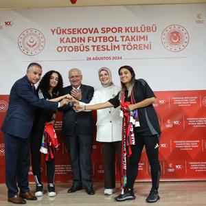 Bakanımız Göktaş Yüksekova Spor Kulübü Kadın Futbol Takımı Otobüs Teslim Töreni’ne Katıldı - fotoğraf 9