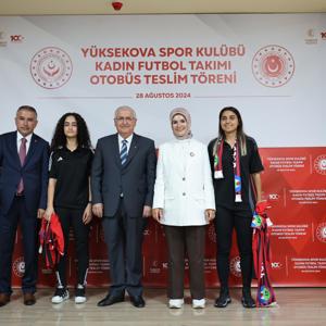 Bakanımız Göktaş Yüksekova Spor Kulübü Kadın Futbol Takımı Otobüs Teslim Töreni’ne Katıldı - fotoğraf 8