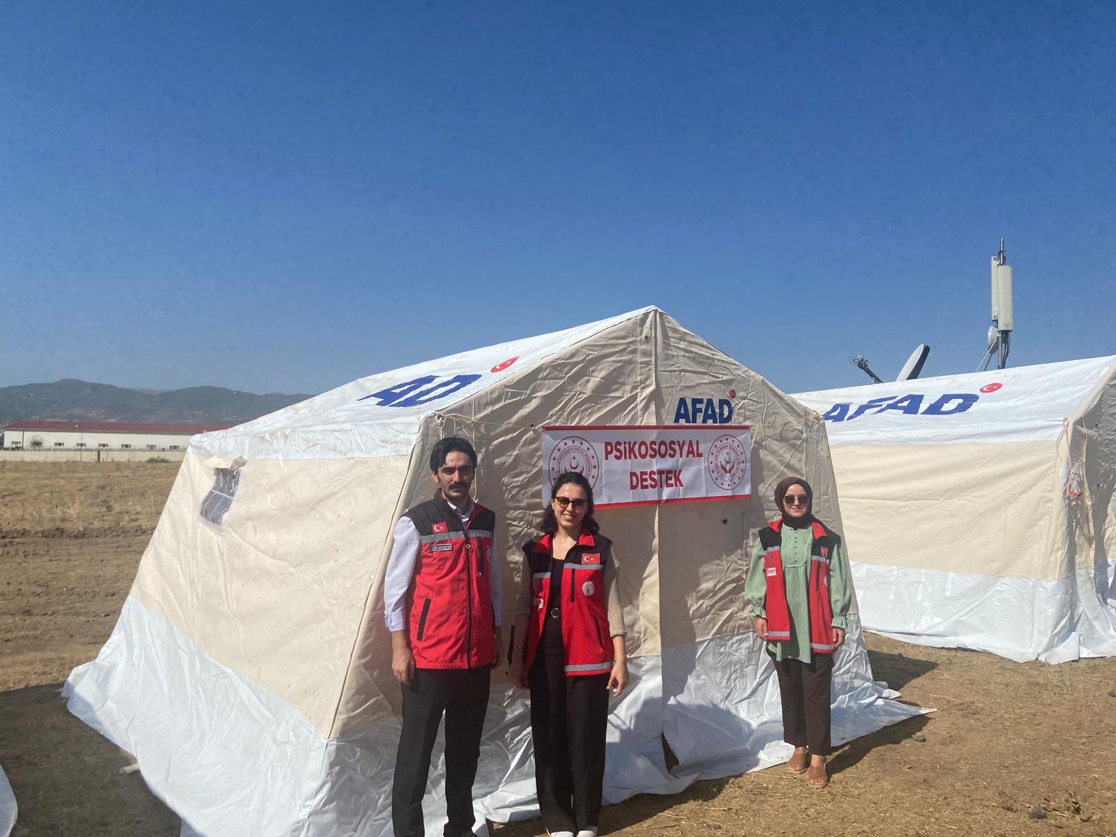 Afet anında ilk dakikadan itibaren sahada olan afetten etkilenen kişilere yönelik uzman personeller ile psiko-sosyal destek hizmeti sunan ekiplerimiz Bingöl Valiliği Koordinasyonunda gerçekleştirilen Bingöl Depremi Saha Tatbikatında görev almıştır.