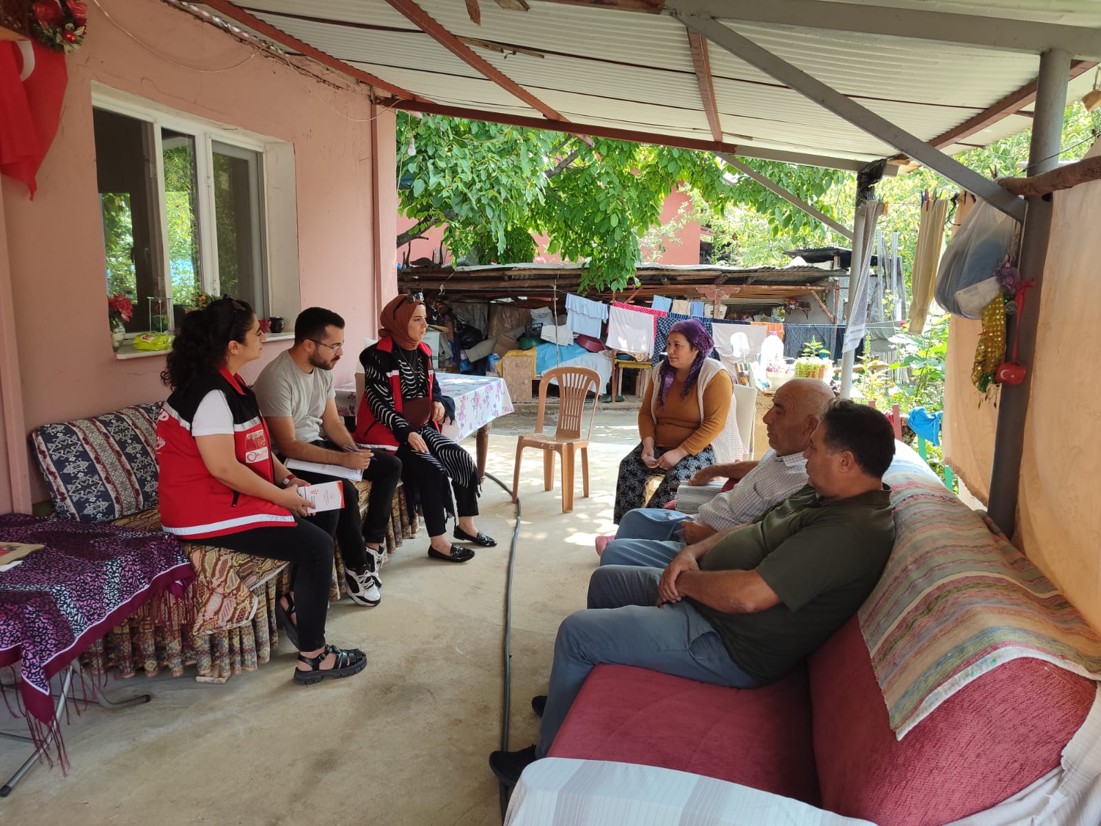 Tarsus Sosyal Hizmet Merkezimize bağlı #ASDEP ekiplerimiz tarafından gerçekleştirilen hane ziyaretleriyle vatandaşlarımızın sosyal hizmet ihtiyaçlarına yönelik yönlendirme, rehberlik ve bilgilendirme çalışmaları yapmayı sürdürüyoruz.