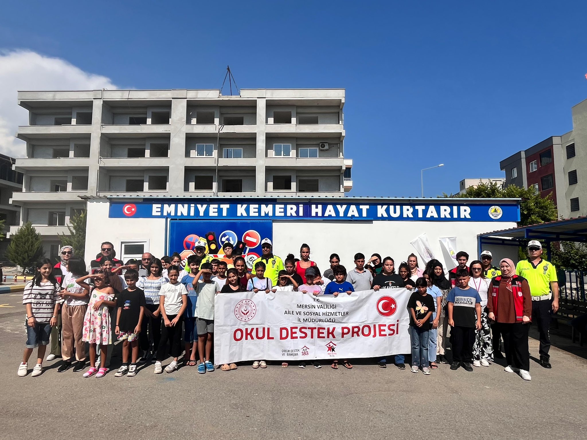 Sosyal Hizmet Merkezlerimiz Okul Destek Projesinden hizmet alan 50 çocuğumuza Karayolları Trafik Güvenliği Eylem Planı kapsamında,  trafikte görünür olmanın önemi anlatık. Çocuklarımızın güvenliği için çalışmaya devam ediyoruz.