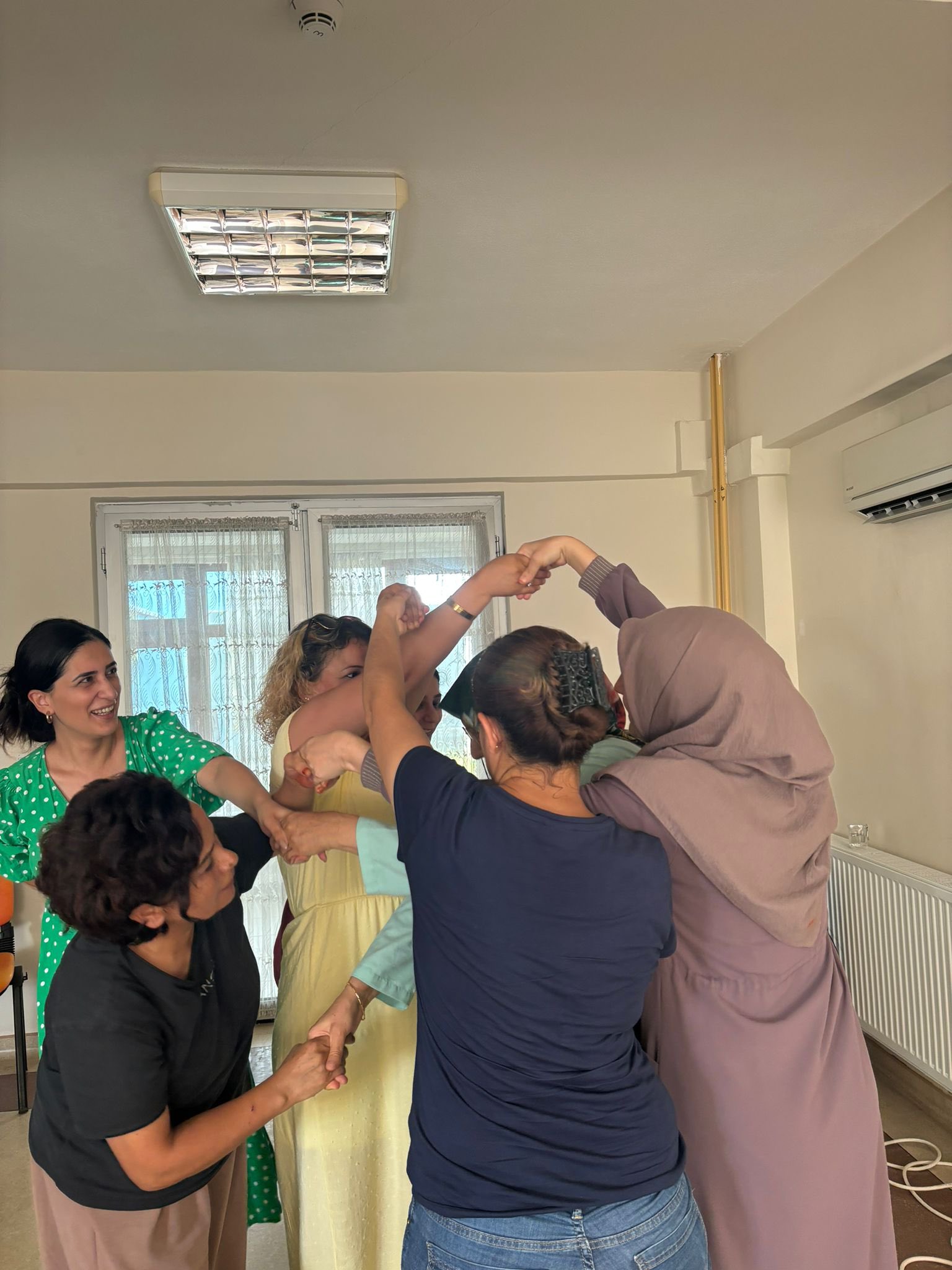 Bakım elemanına yönelik eğitim kapsamında eğiticilerimiz tarafından çocuk evlerimizde görev yapan bakım elemanlarına “İletişim,Çocuğa Yaklaşım, Krize Müdahale,Sınır ve sorumluluklar,Ekip olmak,Gelişimi desteklemek” konularında eğitim verildi. 