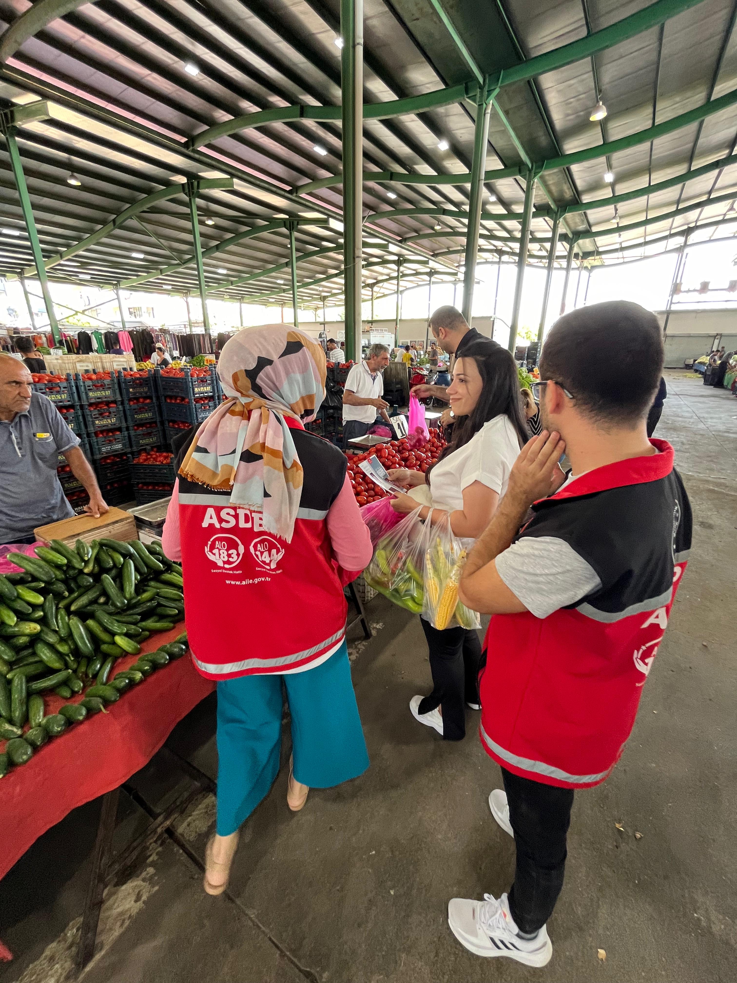 #TarsusSHM tarafından, Kırklarsırt Semt Pazarinda pazarcı ve alışveriş yapan vatandaşlara #KADES kullanımı ve 6284 Sayılı Kadına Yönelik Şiddetle Mücadele Kanunu ilgili broşür dağılarak bilgilendirme yapıldı.