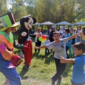 ÇOCUKLARIMIZ DÜZENLENEN ÇOCUK ŞENLİĞİNDE GÖNÜLLERİNCE EĞLENDİ - fotoğraf 1