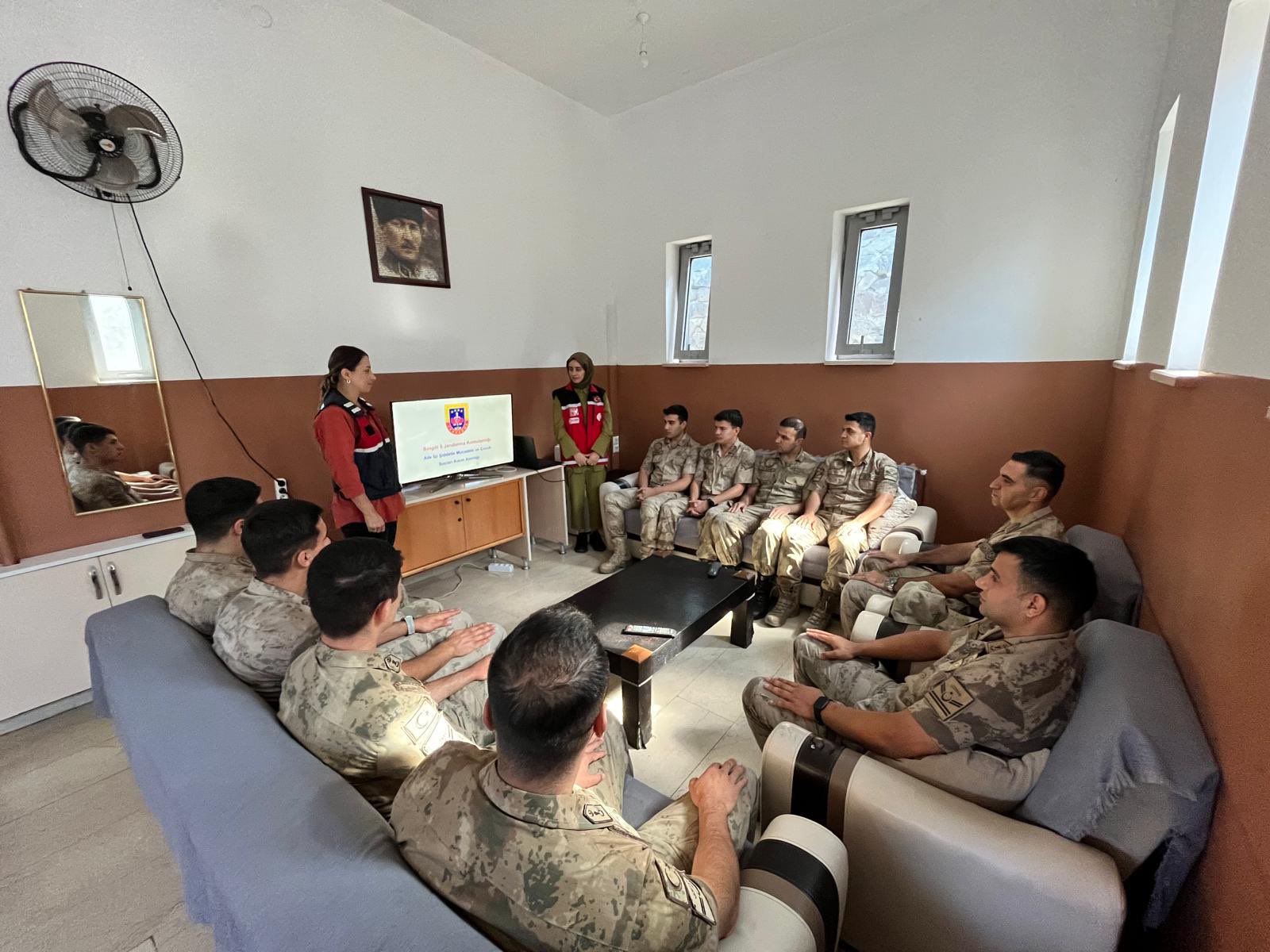 Solhan Şehit Seyithan Özdemir Sosyal Hizmet Merkezi ile Jandarma Komutanlığı paydaşlığında hazarşah jandarma karakolu personellerine yönelik muhtemel vakalara dair mağdur ve şüpheli ile görüşme teknikleri konusunda eğitim verilmiştir. 