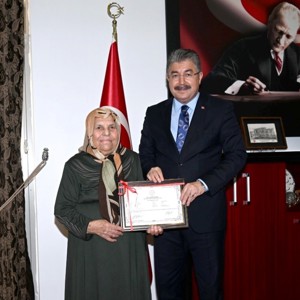 86 Yaşında Okuma Yazma Öğrenen Ayşe Aydoğan’a Okuma-Yazma Belgesi Vali Dr. Erdinç Yılmaz Tarafından Takdim Edildi - fotoğraf 2