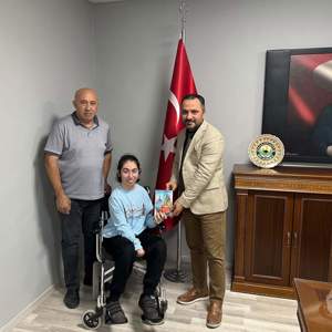 Edebiyat fakültesi 3. sınıf öğrencisi Gökçen Ayyüce Yıldıran ve babası Tahir Yıldıran’ı İl Müdürümüz Mahmut SELÇUK makamında konuk etti.  - fotoğraf 1