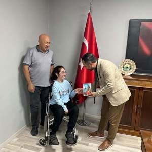 Edebiyat fakültesi 3. sınıf öğrencisi Gökçen Ayyüce Yıldıran ve babası Tahir Yıldıran’ı İl Müdürümüz Mahmut SELÇUK makamında konuk etti.  - fotoğraf 2