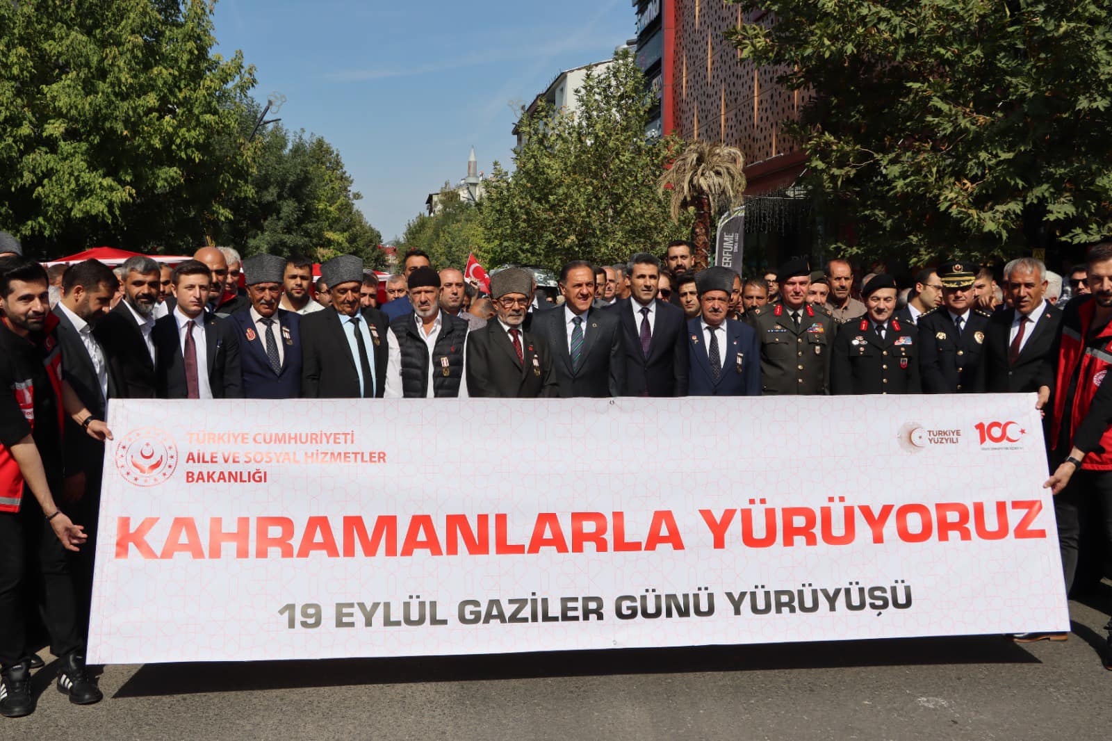 19 Eylül Gaziler Günü münasebetiyle Kahramanlarla Yürüyoruz temalı kahraman gazilerimiz için düzenlenen yürüyüşe büyük bir çoşku ile ev sahipliği yapan Bingöl halkı.