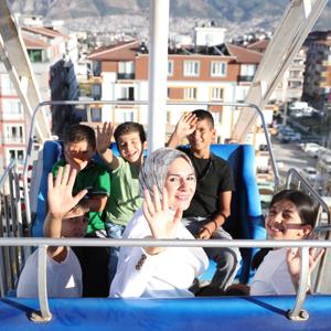 Aile ve Sosyal Hizmetler Bakanımız Göktaş, yetim depremzede çocuklarla lunaparka gitti - fotoğraf 1