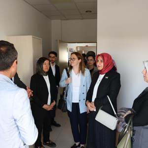 Sayın Valimizin Eşi Dr. Selma Ünlüer Hanımefendi Huzurevini Ziyaret Etti - fotoğraf 7