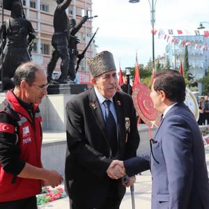 KAHRAMAN GAZİLERİMİZ, DÜZENLENEN PROGRAMLARLA ANILDI - fotoğraf 14