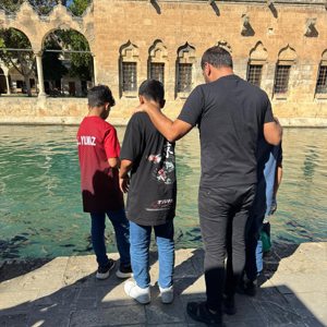 Yarınlarımızın teminatı olan gençlerimiz Şanlıurfa ilimizde geziye giderek Balıklı Göl'ün tarihini ve kültürel zenginliklerimizi tanıma fırsatı buldular. - fotoğraf 1