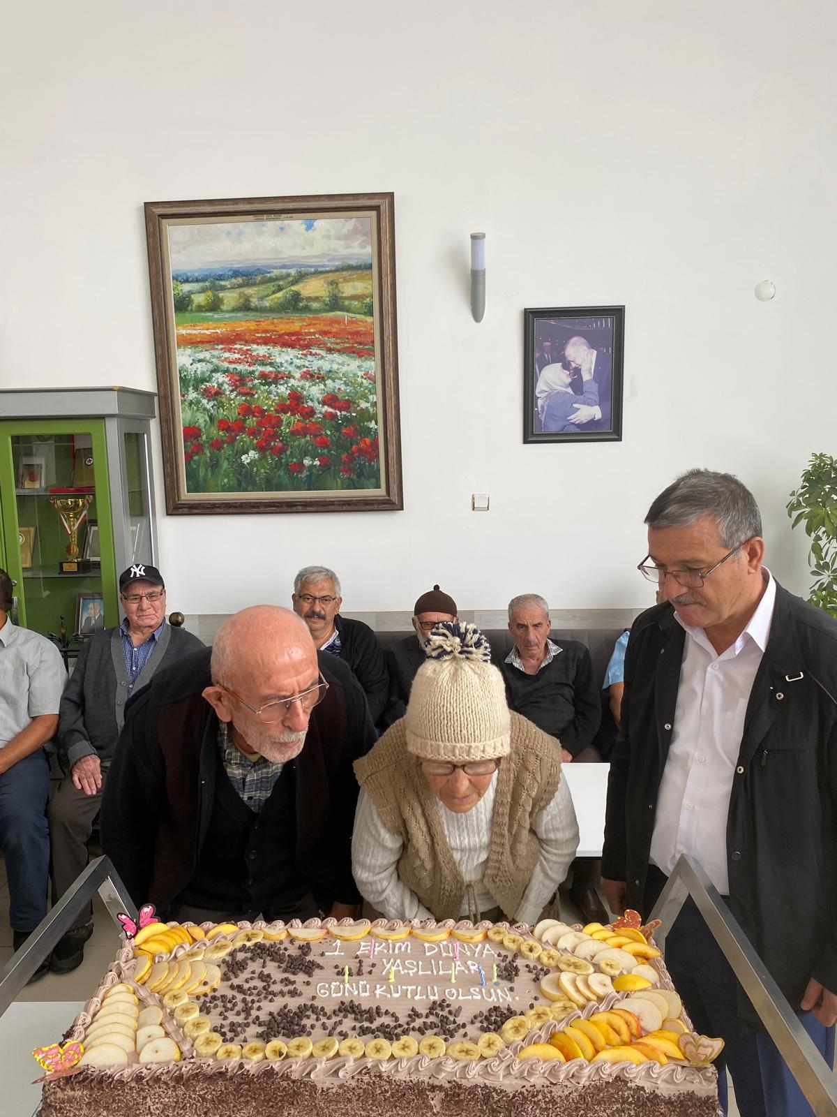 A. Kadir Üçyıldız Huzurevi'nde 1 Ekim Dünya Yaşlılar Günü Kutlama Programı Düzenlendi. - fotoğraf 1