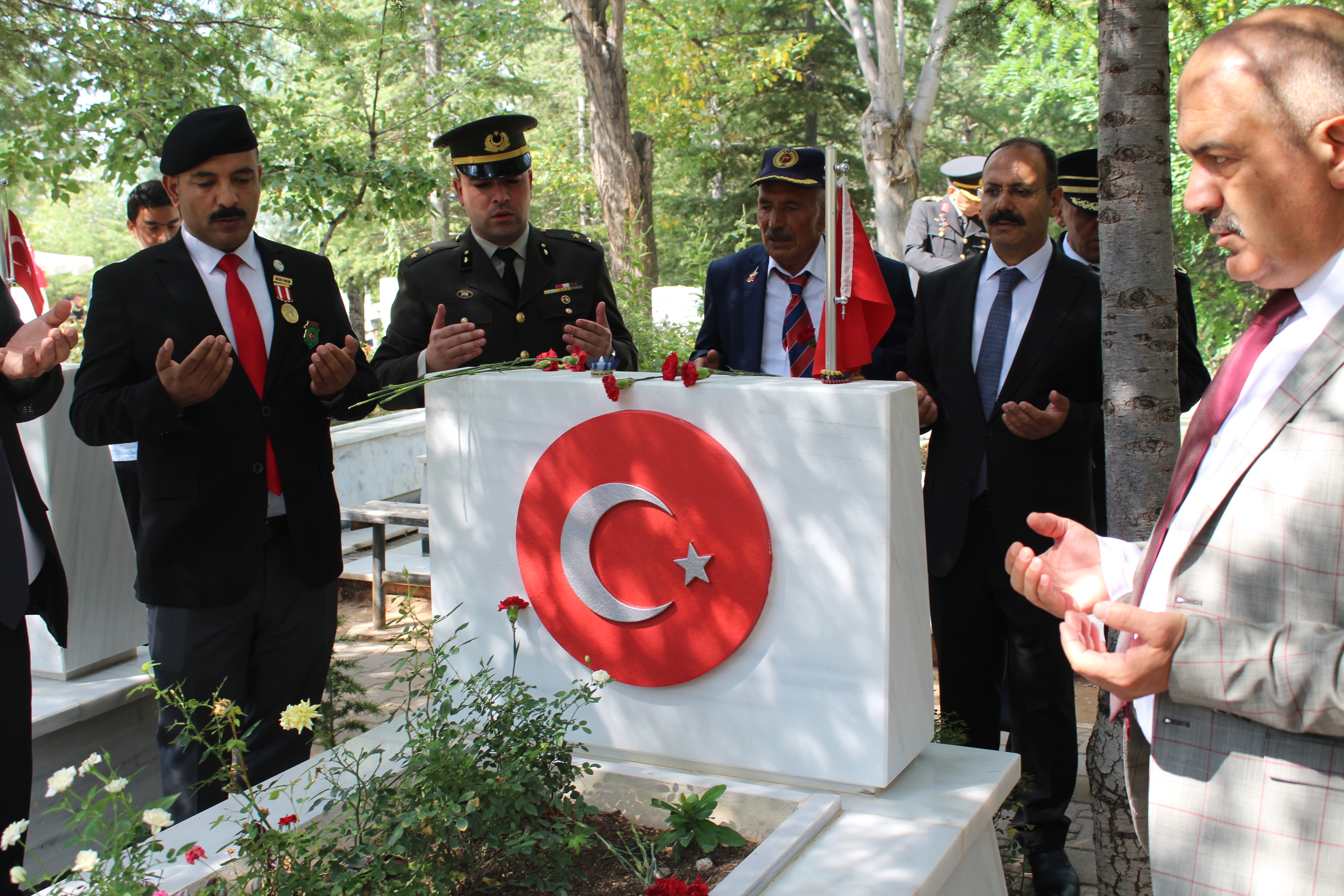 19 Eylül Gaziler  Günü'nde  Aziz Şehitlerimiz ve ebediyete intikal eden Gazilerimiz mezarları başında anıldı.