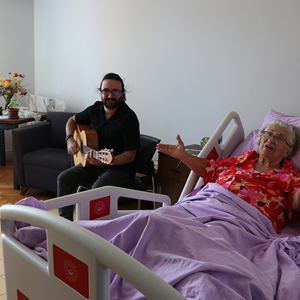Huzurevimizde kalan yatağa bağımlı yaşlılarımız odalarında müzik dinleyerek moral buluyor. - fotoğraf 4