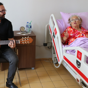 Huzurevimizde kalan yatağa bağımlı yaşlılarımız odalarında müzik dinleyerek moral buluyor. - fotoğraf 3