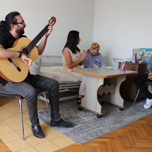Huzurevimizde kalan yatağa bağımlı yaşlılarımız odalarında müzik dinleyerek moral buluyor. - fotoğraf 2