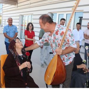 SÜMER EZGÜDEN HUZUREVİ SAKİNLERİMİZE MORAL KONSERİ - fotoğraf 6