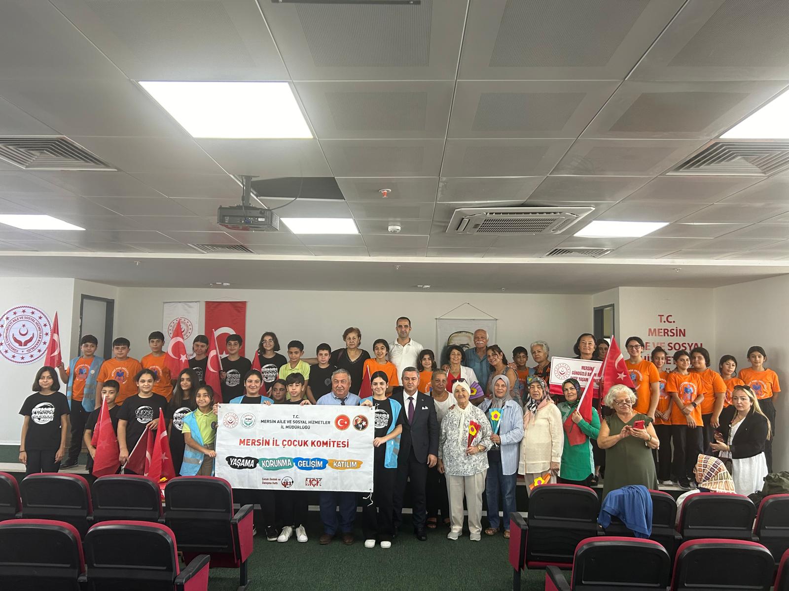 #DünyaYaşlılarGünü münasebetiyle İl Müdürümüz Naci YILMAZ'ın katılımıyla Mersin Çocuk Hakları İl Çocuk Komitesi çocuklarına ve Gündüzlü Bakım ve Aktif Yaşam Merkezi yetişkinlerine TBM Formatörümüz tarafından ''Sağlıklı Yaşam'' konulu eğitim düzenlendi.