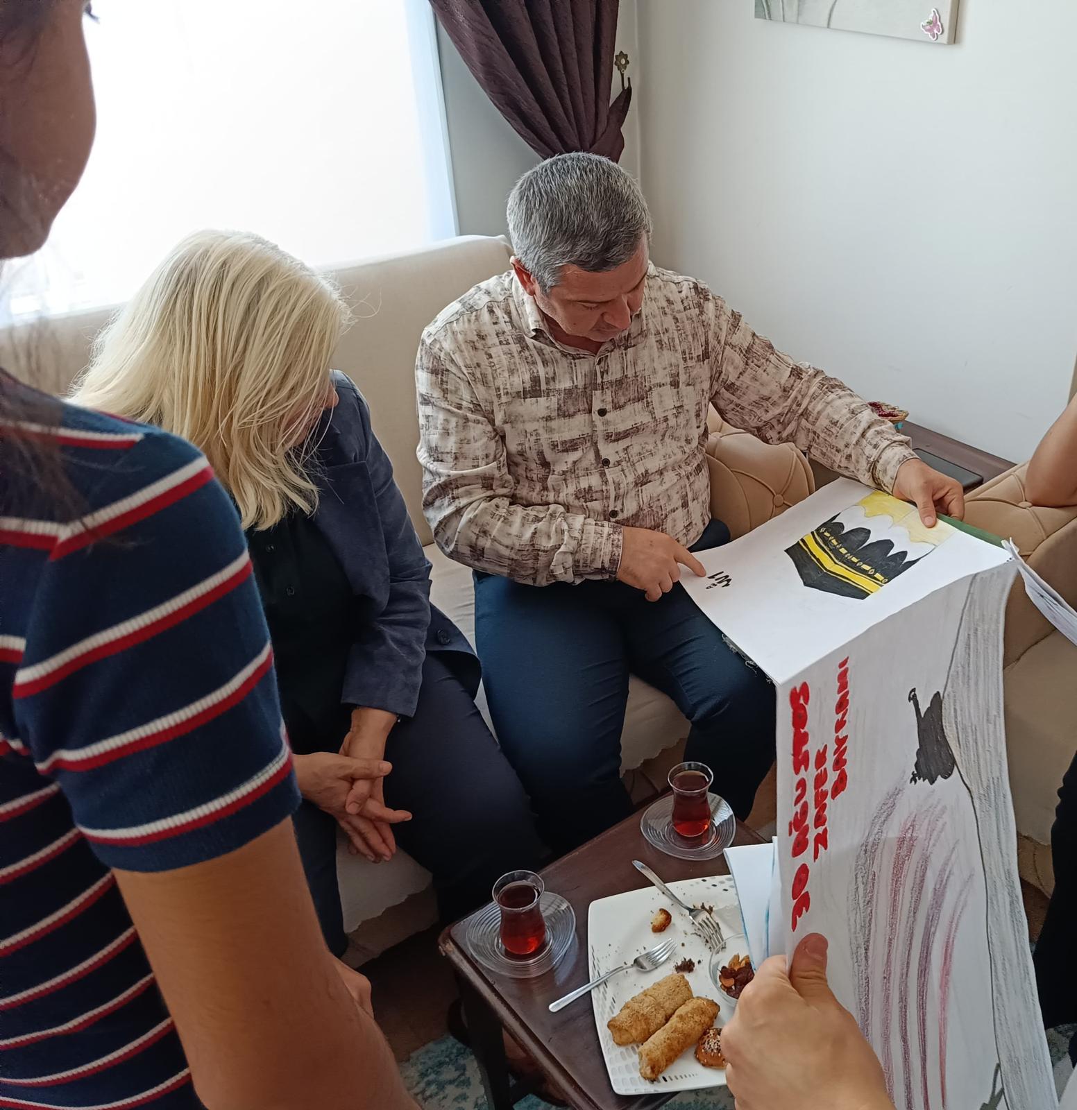 Hizmet kalitemizi ve standardımızı yükseltmek için denetim ve rehberlik çalışmalarımız devam ediyor. Bu kapsamda İl Müdürümüz Naci YILMAZ, Çocuk Evleri Koordinasyon Merkezimizdeki evlerimizden birini ziyaret etti.