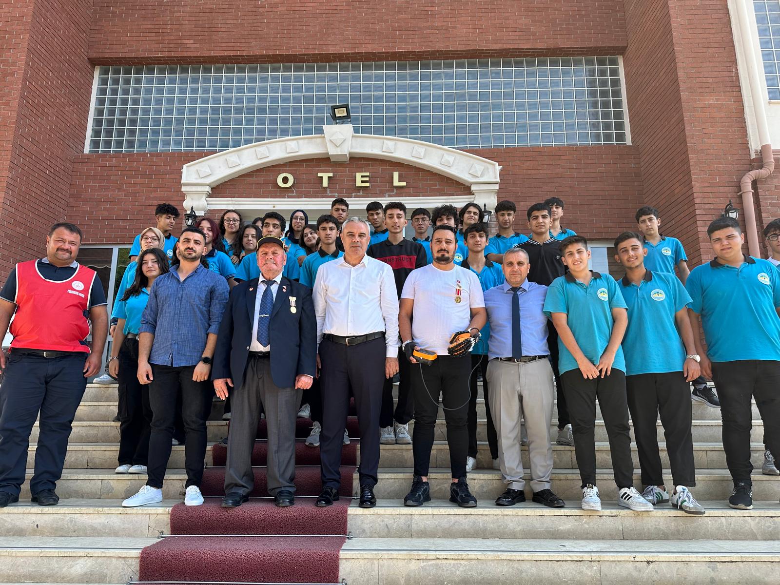 #VatanveKahramanlıkBuluşmaları kapsamında ilçede ikamet eden Gazilerimiz ile Tarsus Ashab-ı Kehf Turizm Otelcilik Lisesi öğrencileriyle bir araya gelerek vatan ve kahramanlık hikayelerini aktardılar.