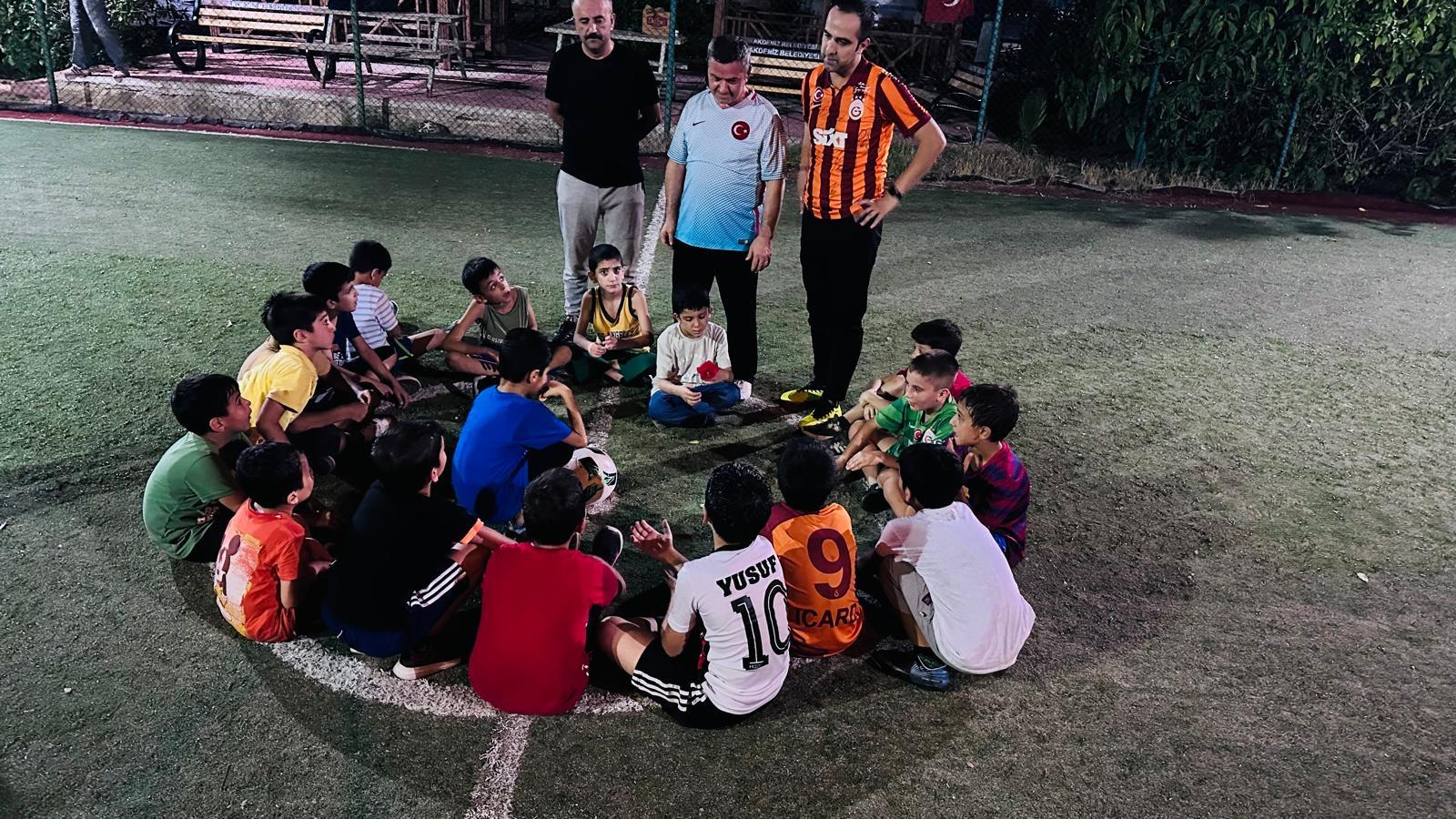 İl Müdürümüz Naci YILMAZ, canımız çocuklarımızla halı saha maçında bir araya geldi. Bu akşam düzenlenen maçta kıyasıya mücadele edildi. Gün sonunda tabii ki kazanan dostluk, hoşgörü, birlik ve beraberlik oldu.