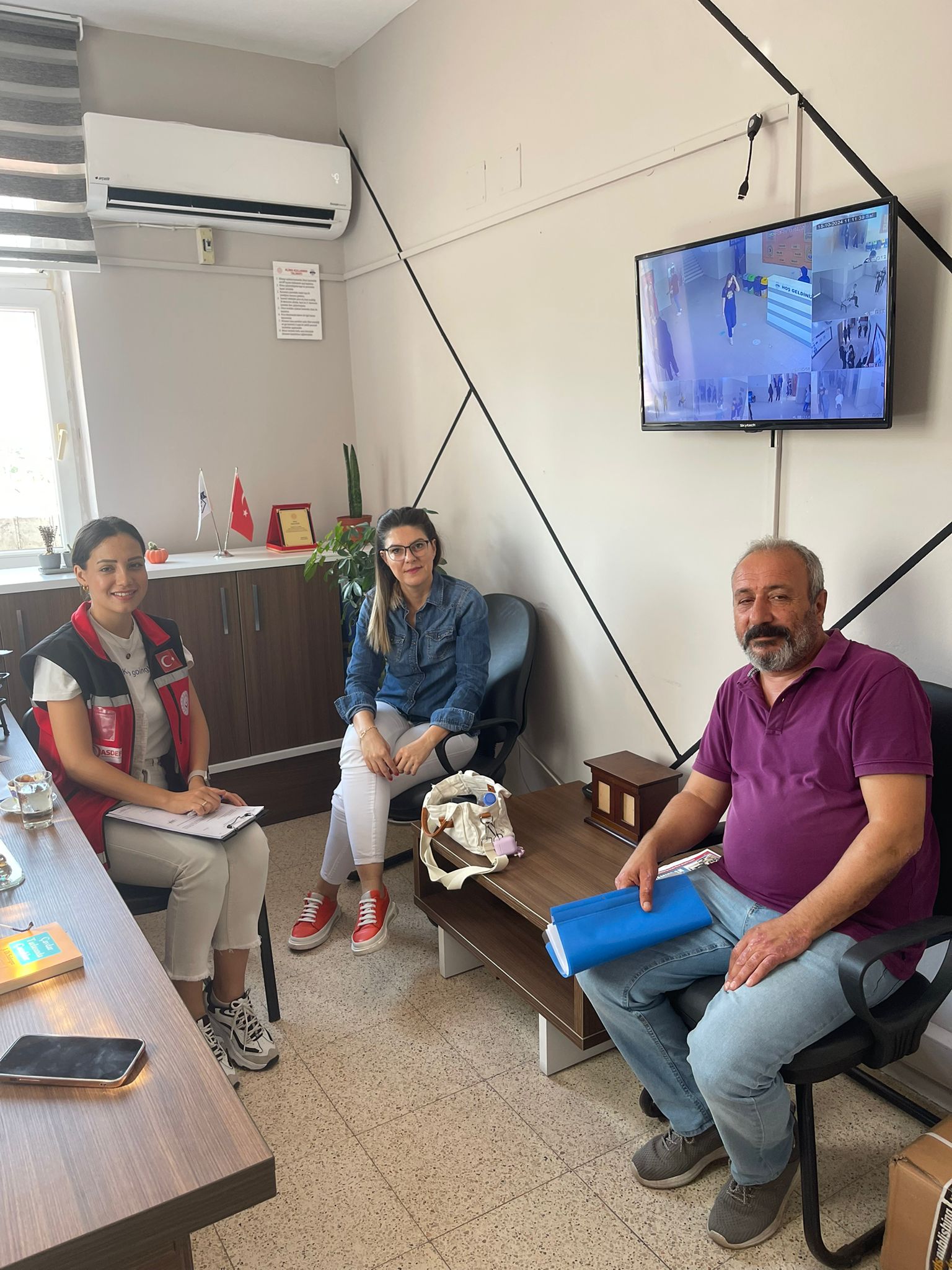 #MezitliSHM tarafından Çocuklar Güvende Projesi kapsamında Fatma Aliye M.T.A.L ve 100. Yıl Anadolu Lisesi ziyaret edilerek okul idarecileri ve rehber öğretmenlere bilgilendirme ve rehberlik çalışması yapıldı.