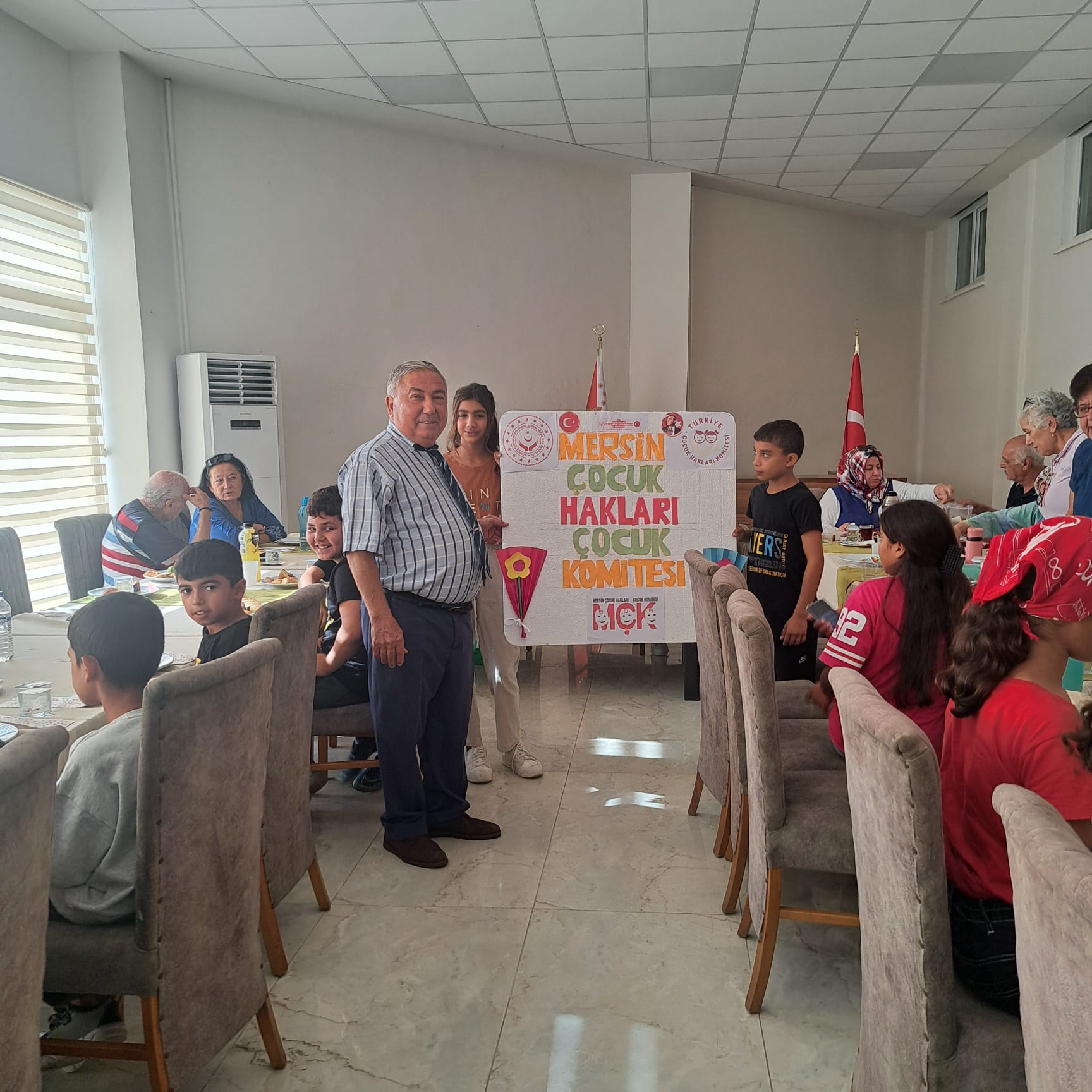 #YetişkinÇocukBuluşması kapsamında İl Çocuk Hakları Komitesi çocuklarımız ve Mersin Gündüzlü Bakım ve Aktif Yaşam Merkezi yetişkinlerimiz Tece Polisevi'nde kahvaltı etkinliğinde bir araya geldiler.