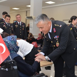 Jandarma Komando Eğitim Merkez Komutanından Huzurevimize Ziyaret - fotoğraf 5