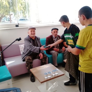 Öğrencilerimiz Tosya Huzurevimizde Kıymetli Büyüklerimizle Bir Araya Geldiler - fotoğraf 3
