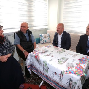 Valimiz Dr. Osman VAROL ve İl Müdür Vekili İsmail ÇITTIR Şehit Ailesini Ziyaret Ettiler - fotoğraf 1