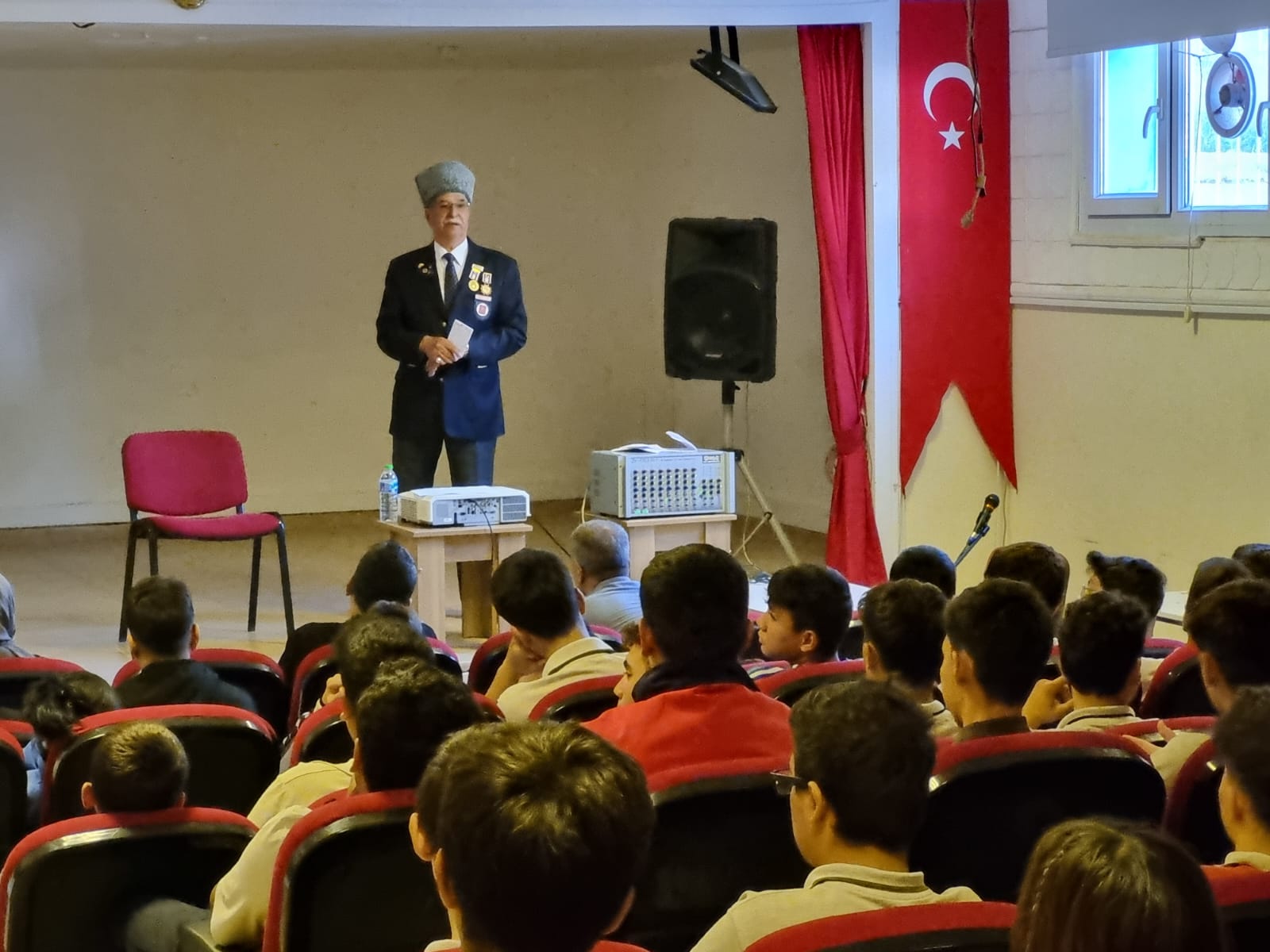 Cumhuriyetimizin 100.Yılı Vatan ve Kahramanlık Buluşmaları kapsamında, Kıbrıs Gazimiz Galip Yılmaz,Silifke Durmuş Tezcan MTAL öğrencileriyle bir araya gelerek Vatan Sevgisini ve kahramanlık hikayesini aktardı.