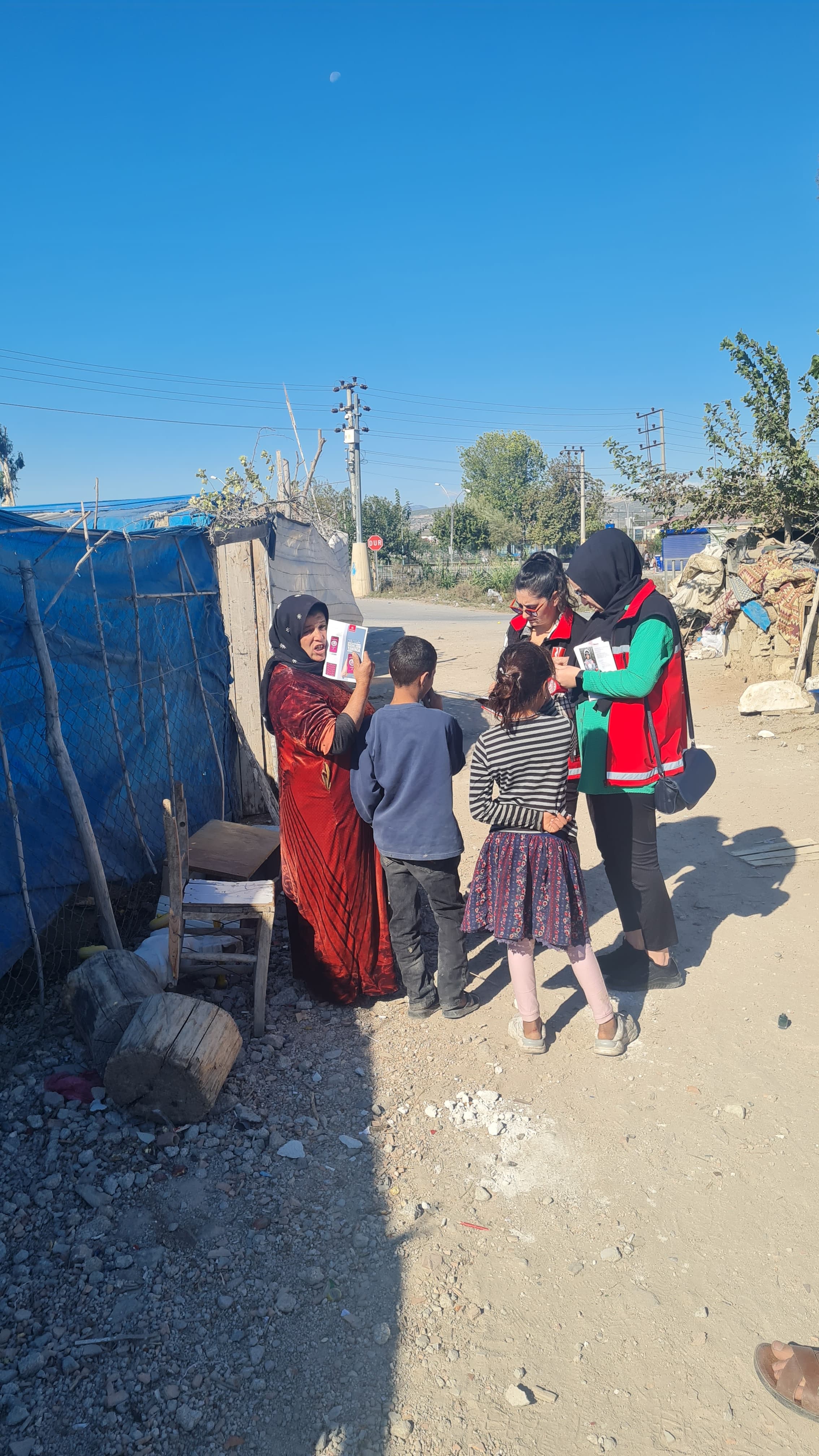 #TarsusSHM ASDEP Ekiplerimiz tarafından Yunus Emre Mahallesi'nde bulunan mevsimlik tarım işçileri ile saha çalışması yapılmış olup, #ALO183, #KADES Kullanımı, 6284 Sayılı Kadına Karşı Şiddetin Önlenmesine Dair Kanun hakkında bilgilendirme yapılmıştır.