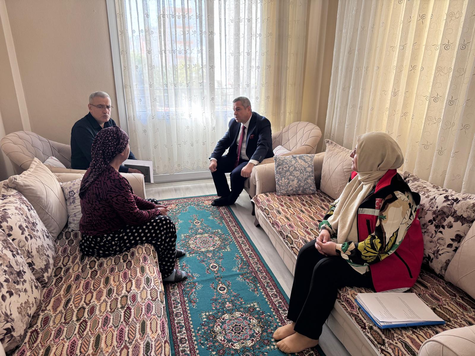 İl Müdürümüz Naci YILMAZ, Cumhuriyetimizin 101.Yılında, sosyal hizmet modellerimizden evde bakım  hizmetinden yararlanan 100 yaşındaki Ağci Teyzemiz ve 100 yaşındaki Nuriye Teyzemizi ziyaret ederek sıhhat ve afiyet diledi.