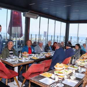 Yalova Huzurevi Yasli Bakim ve Rehabilitasyon Merkezi’nde hizmet alan kiymetli buyuklerimiz ile 29 Ekim Cumhuriyet Bayrami'ni kutladik - fotoğraf 1