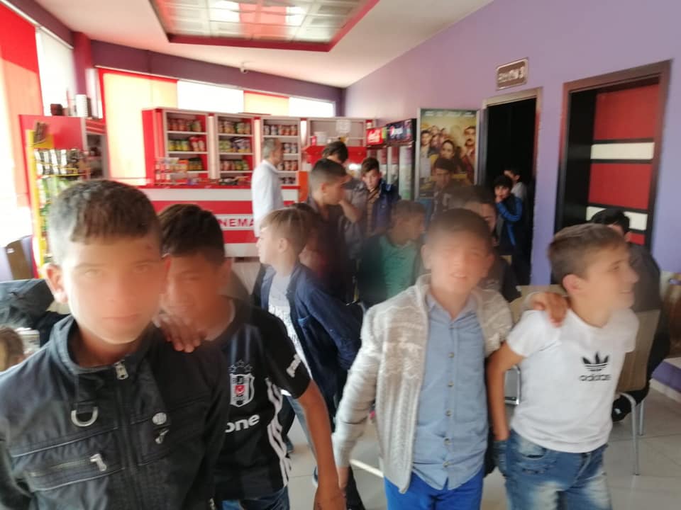 Sokakta Çalışan ve Proje Bünyesinde Açılan Kurslara Düzenli olarak Katılan 50 çocuk Sinemaya Götürüldü