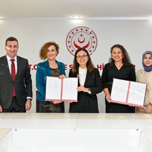 Bakanlığımız tarafından Temmuz 2024’ te Türkiye Büyük Millet Meclisinde (TBMM) gerçekleştirilmiş olan “Elimin Emeği Gözümün Nuru Sanat Sergisi” Yalova’nın İncisi ‘’Yürüyen Köşk’’ eseri sergilendi - fotoğraf 1