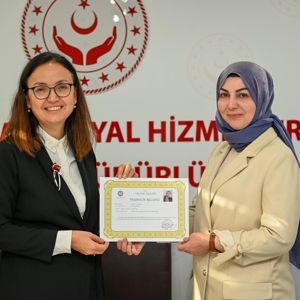 Bakanlığımız tarafından Temmuz 2024’ te Türkiye Büyük Millet Meclisinde (TBMM) gerçekleştirilmiş olan “Elimin Emeği Gözümün Nuru Sanat Sergisi” Yalova’nın İncisi ‘’Yürüyen Köşk’’ eseri sergilendi - fotoğraf 2