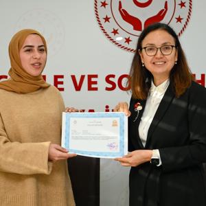  Valimiz Dr. Hülya Kaya Psiko-sosyal destek hizmeti sağlayan personellere Başarı Belgesi takdim etti - fotoğraf 1