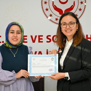  Valimiz Dr. Hülya Kaya Psiko-sosyal destek hizmeti sağlayan personellere Başarı Belgesi takdim etti - fotoğraf 2