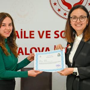  Valimiz Dr. Hülya Kaya Psiko-sosyal destek hizmeti sağlayan personellere Başarı Belgesi takdim etti - fotoğraf 3