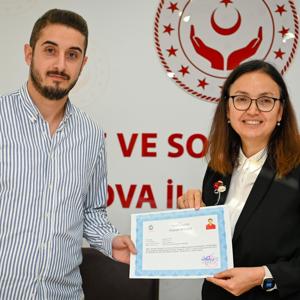  Valimiz Dr. Hülya Kaya Psiko-sosyal destek hizmeti sağlayan personellere Başarı Belgesi takdim etti - fotoğraf 4