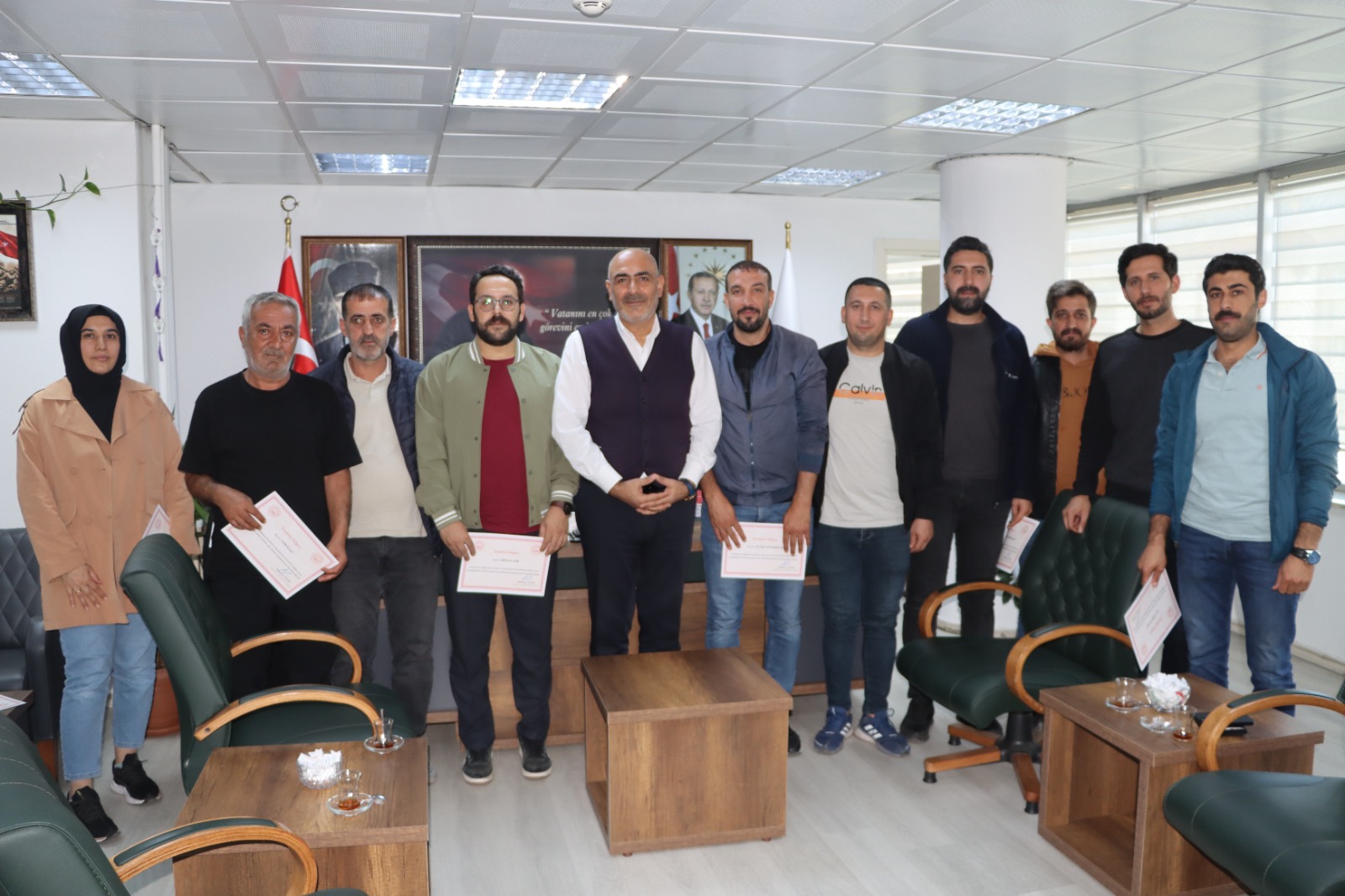 İl Müdürlüğümüze bağlı Merkez SHM' de görev yapan çalışma arkadaşlarımıza İl Müdürümüz Sn. Abdulbari AKSOY tarafından yıl içerisinde yaptıkları çalışmalarından ötürü Teşekkür Belgelerini takdim etti.